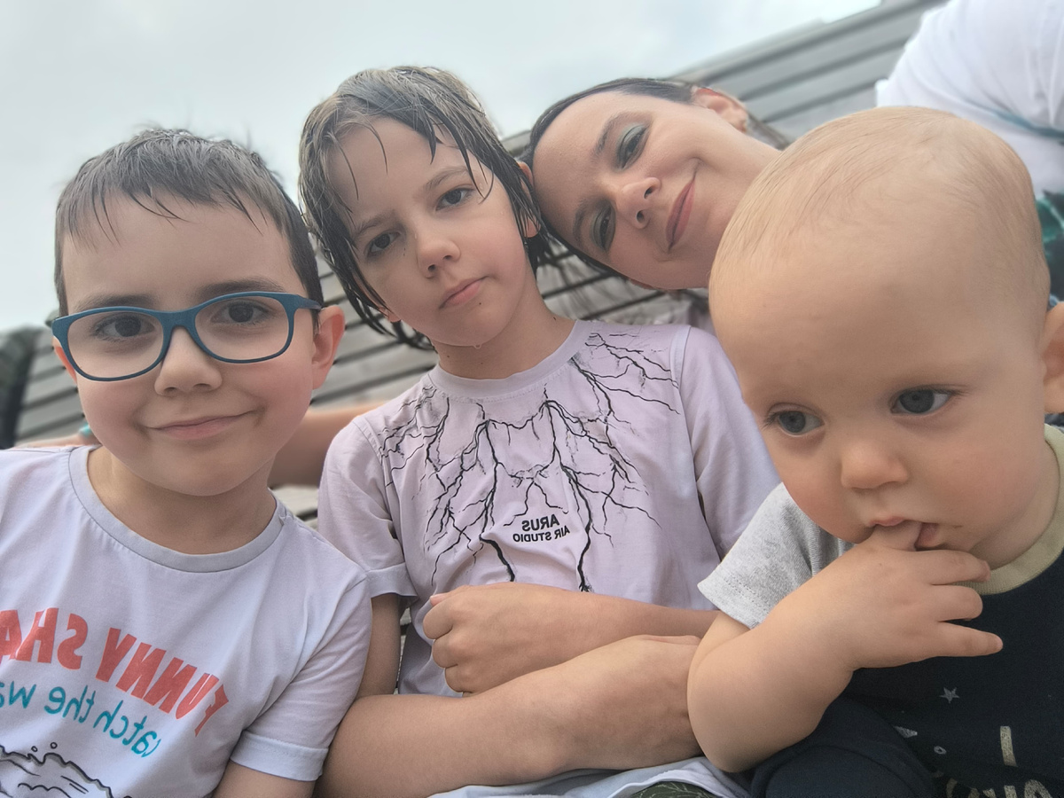 Костя сам не понимает, почему он всегда такое сеьезное лицо на фото делает. :)