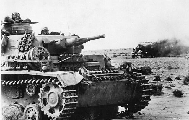 Немецкий танк Panzer III и горящий грузовик на заднем плане. Курская дуга, 1943 г.