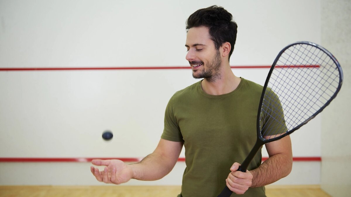    Как играть в сквош? Фото: Freepik