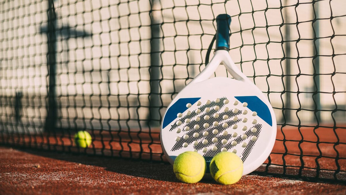    Падел появился в 1969 году. Фото: Freepik