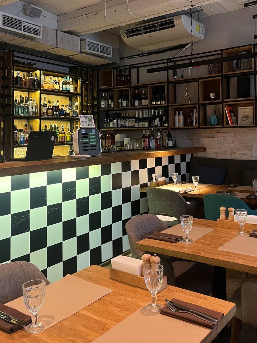 Тот самый столик в углу у бара ;)