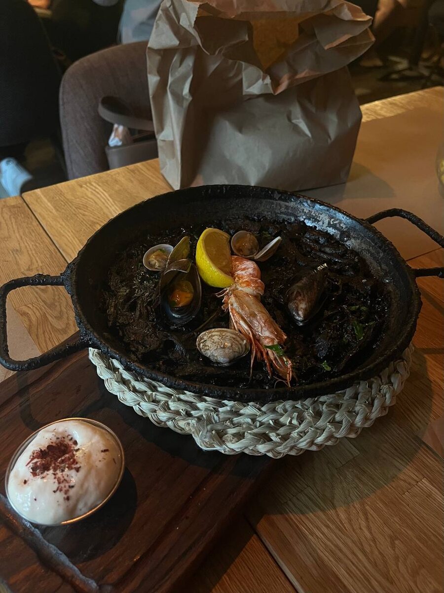 Чёрная паэлья с морепродуктами