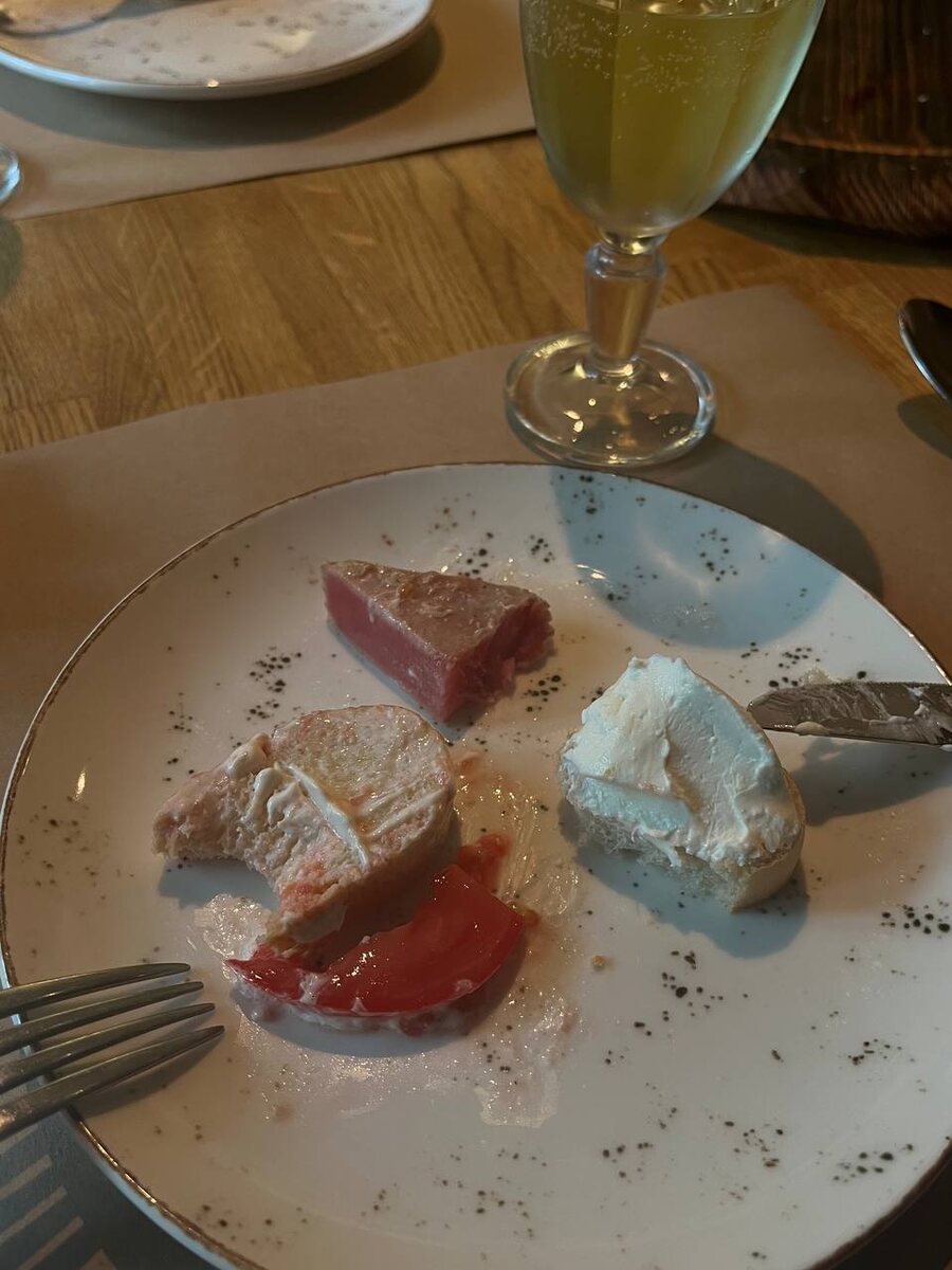 Тапас в процессе поедания