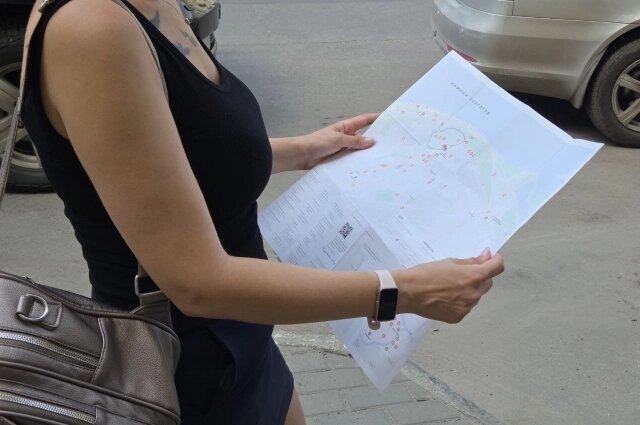    Гости города ориентируются по бумажным картам Фото: АиФ-Нижний Новгород/ Никита Мышаев