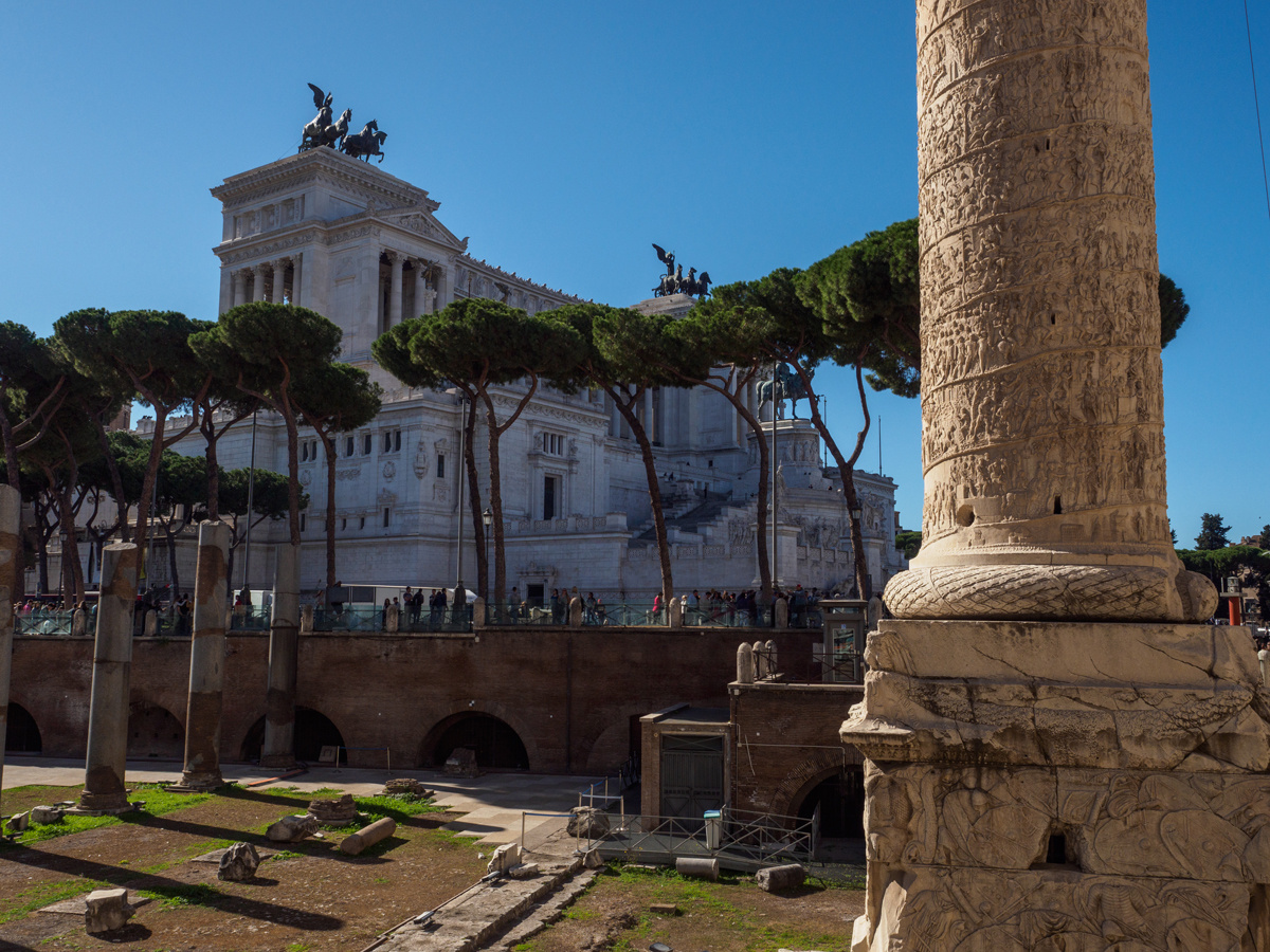 Форум и колонна Траяна. Рим. На дальнем плане памятник королю Виктору Эммануэлю II, объединившему Италию. К монументу римляне относятся скептически, кличут его за форму "печатной машинкой". И впрямь, памятник - престранный фьюжн, если не сказать, эклектика))