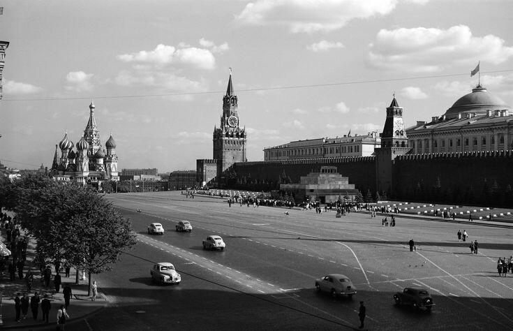 Московский Кремль в 1950-х годах - символ власти, где проходило детство Рады