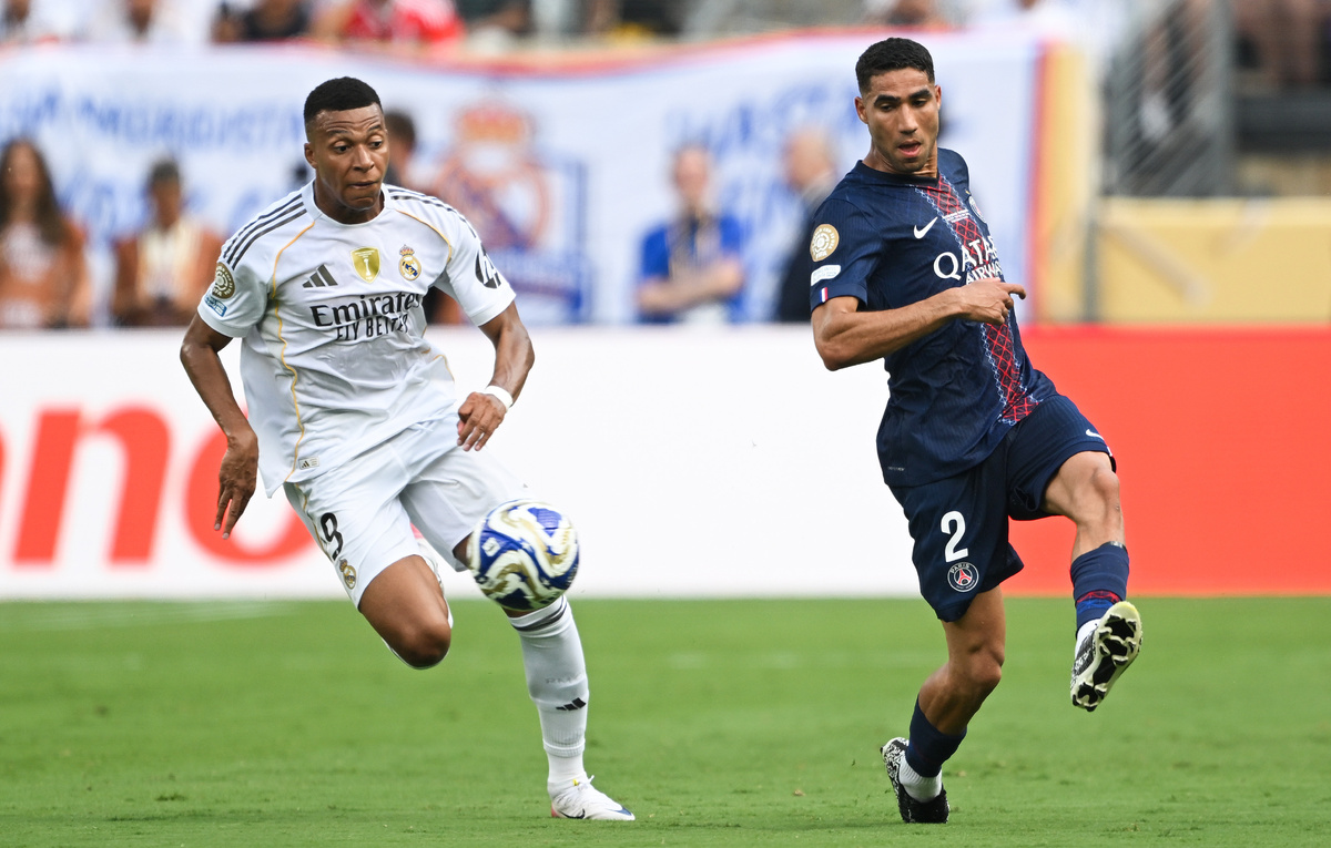    Нападающий "Реала" Килиан Мбаппе и защитник ПСЖ Ашраф Хакими  David Ramos/Getty Images