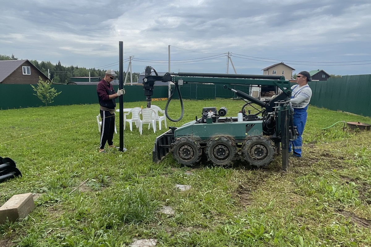 1 фото - установка свай "луноходом"