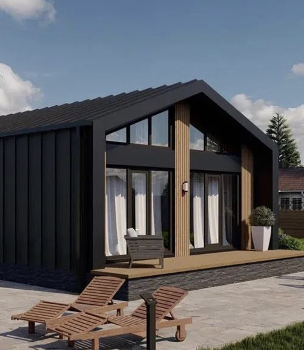 Основным прототипом был дом в стиле "барнхаус" с двумя большими окнами и двумя треугольными окнами в коньке дома