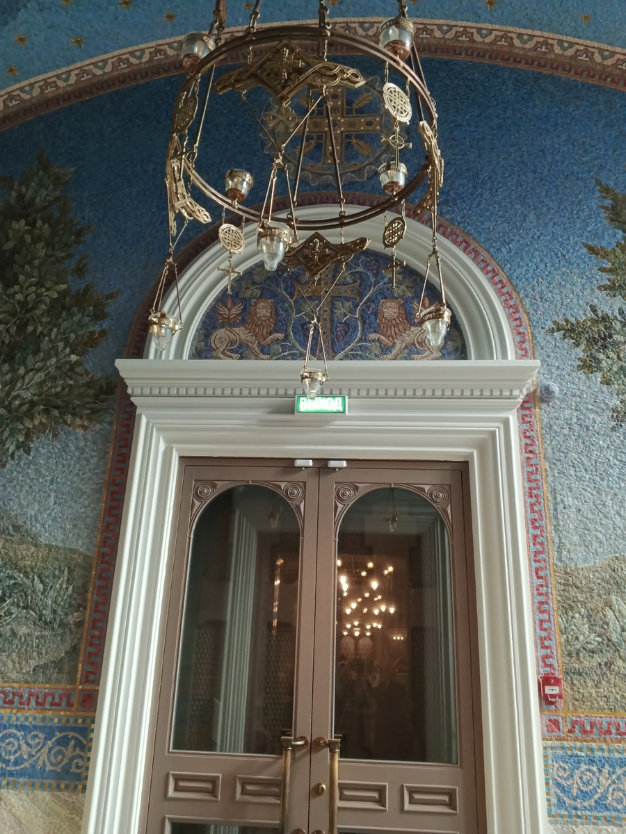 Львы охраняют вход в сад. Фото Галины Малышевой.