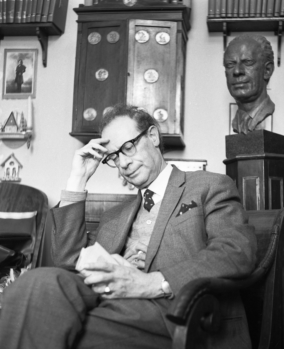    Лев Абрамович Кассиль у себя дома. 1968 / Владислав Шидловский / РИА Новости