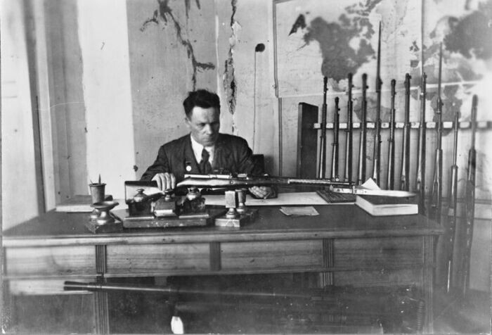 Сергей Гаврилович за работой. /Фото: artillery-museum.spb.ru.