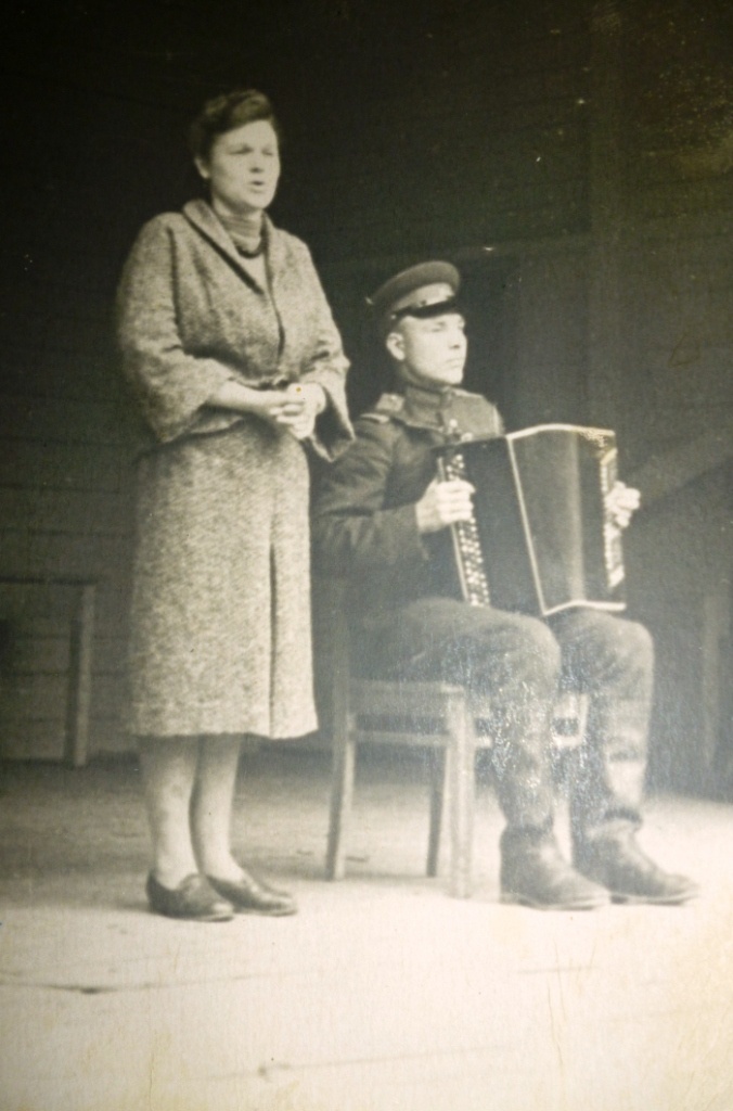 Композитор А.П. Аверкин аккомпанирует певице Л.Г. Зыкиной. Из фондов Сасовского краеведческого музея