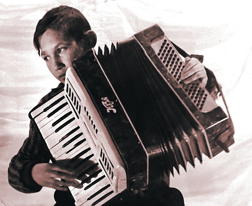 Было время, когда на первом плане был не он, а аккордеон. Фото: личный архив