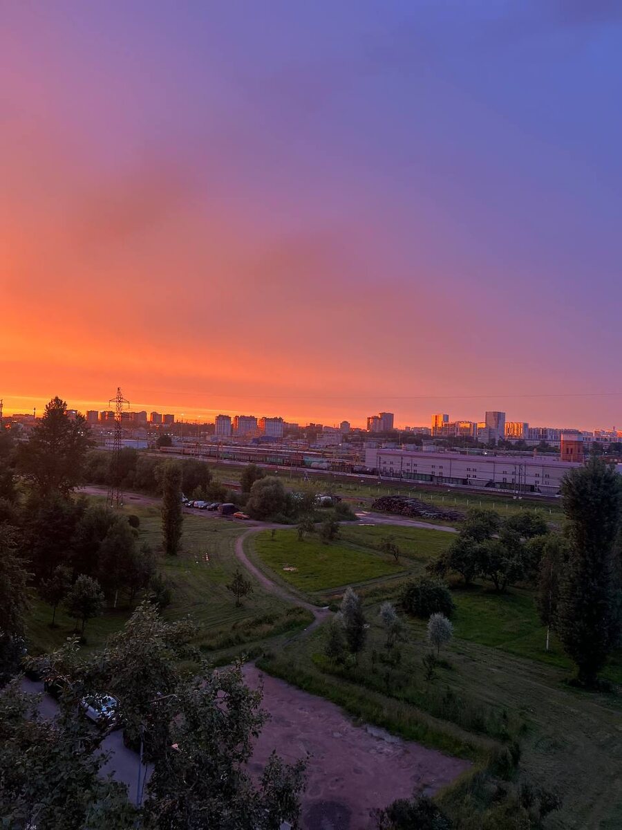 Закат 09.07.2025 в Санкт-Петербурге. Проспект Славы, дом 64. Из личного архива автора. 