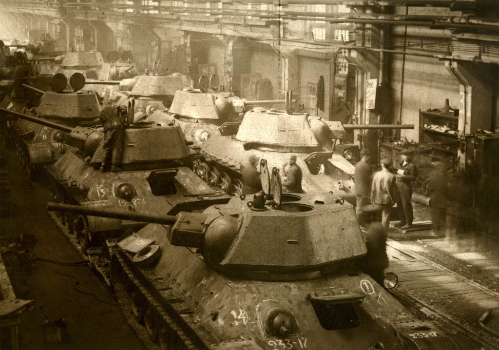 Танки Т-34 на производстве - технически превосходили немецкие аналоги, но их было недостаточно в боеготовом состоянии