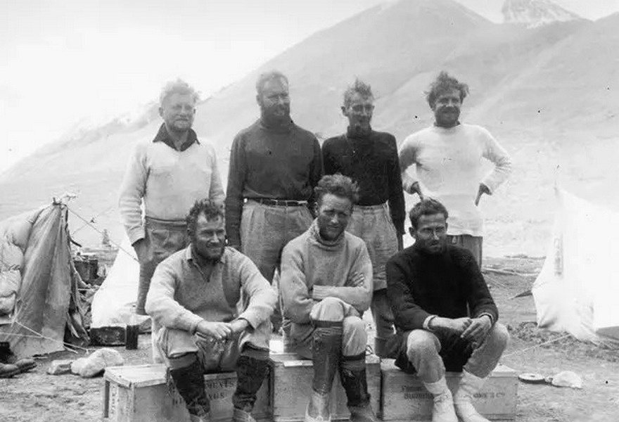 Экспедиция на Эверест 1935 года. Задний ряд (слева направо): Брайант, Уигрэм, Уоррен, Спендер. Передний ряд: Тилман, Шиптон, Кемпсон. Источник: L.V. Bryant/Royal Geographical Society/Getty Images