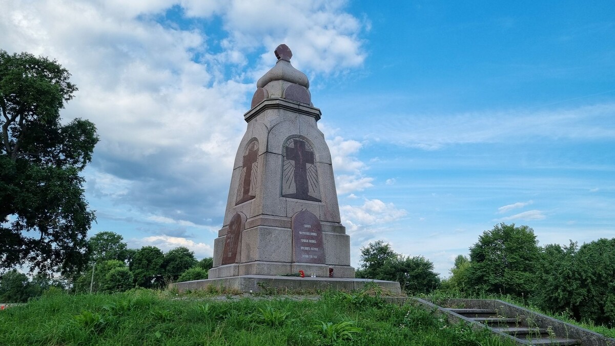 Памятник на могиле русских солдат Северной войны на острове Луцавсала (Люцаусгольм) в Риге. Фото: Александр Ржавин, июль 2024 года.