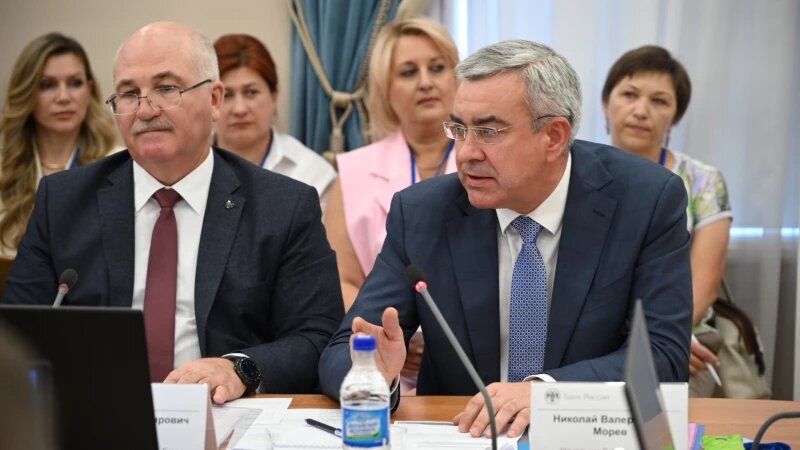     Начальник Сибирского главного управления Банка России Николай Морев (справа) и управляющий Отделением Барнаул Банка России Андрей Иванов (слева). Предоставлено altapress.ru