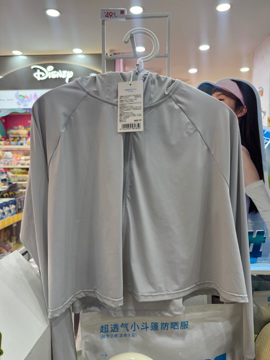 Вот такая легкая ветровка - маст-хэв любой современной китаянки