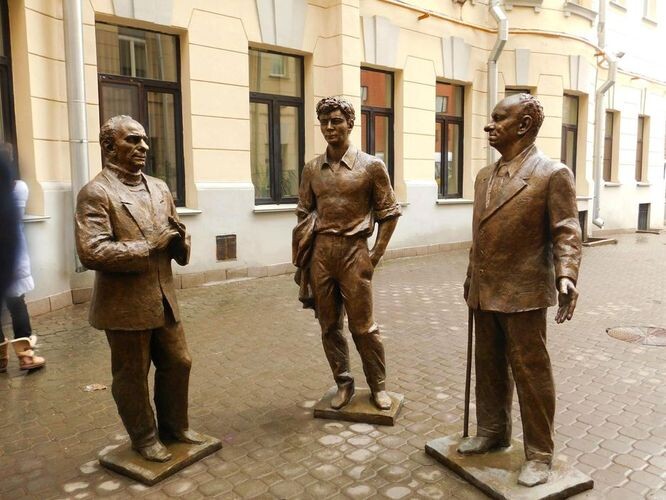 Скульптурная композиция "Драматурги". г. Москва, ул. Чаплыгина, 1А.