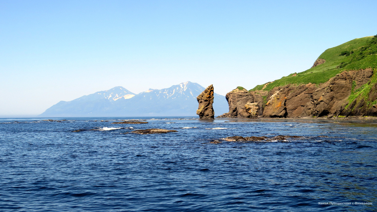 Мыс Исопараури на фоне вулканов Богдан Хмельницкий и Чирип.