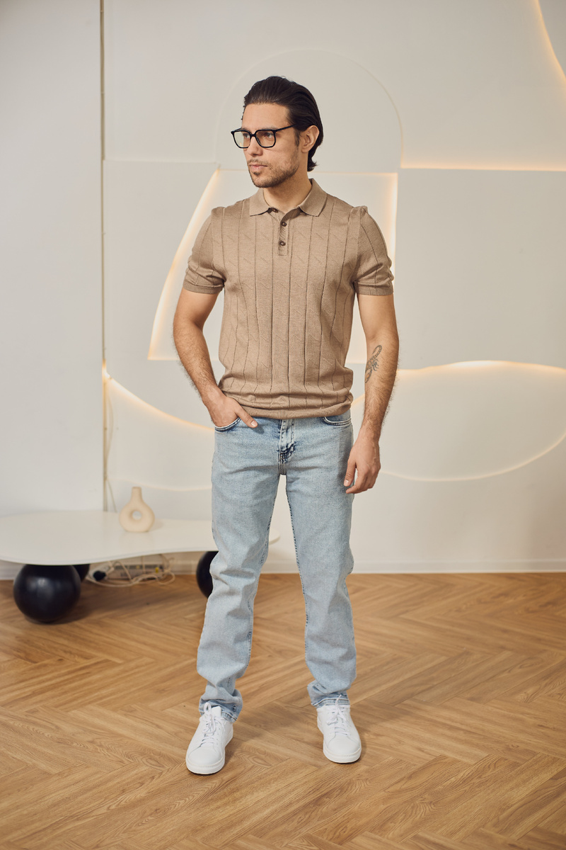 Мужское поло в бежевом цвете и вертикальную полоску Mazaltovman