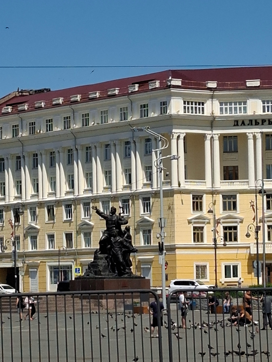 Площадь Борцов Революции (6 этажное здание за монументом - Дальрыбвтуз)