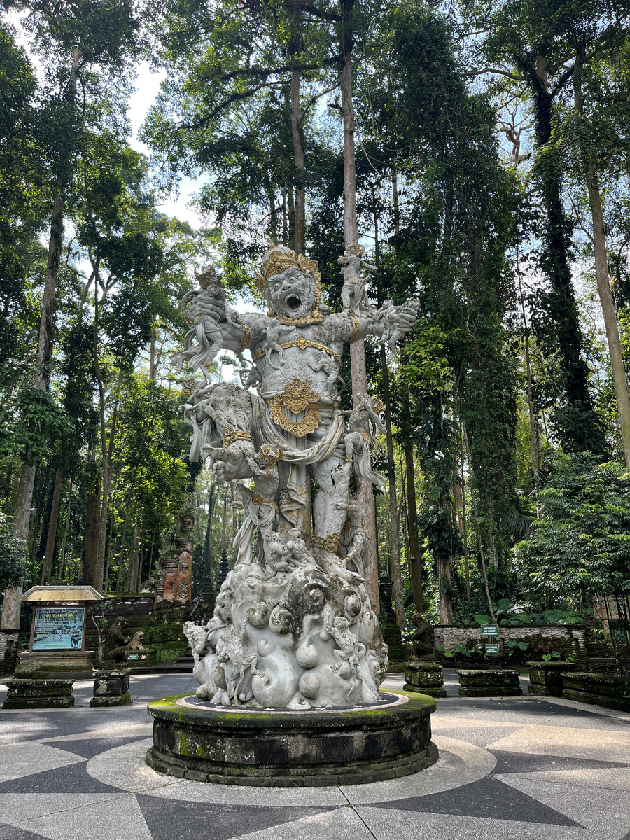 Статуя в лесу обезьян.