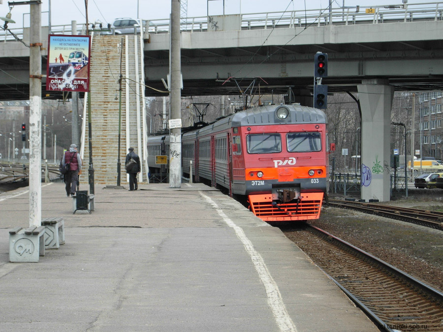 Станция Новая Деревня. Электропоезд ЭТ2М-033 отправляется в сторону Ланской. Фото: Д. Верёвкин, 09.04.2015 г.