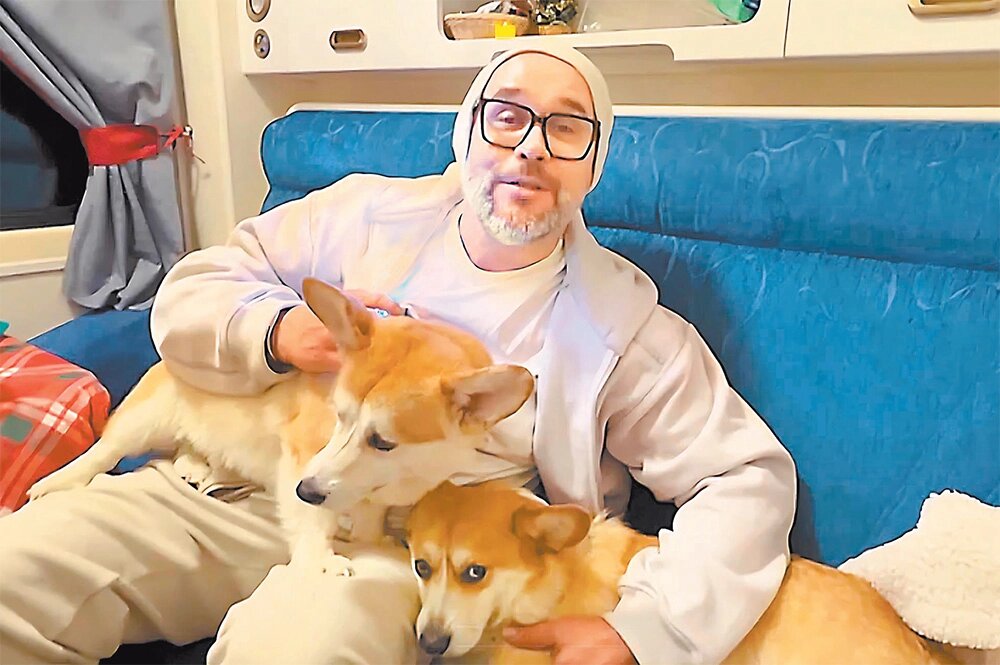    Макс и Ричард всегда внимательно слушают Максима Аверина. Фото: соцсети