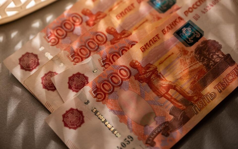    Средняя зарплата в Алтайском крае по итогам третьего квартала составила почти 53 тысячи рублей