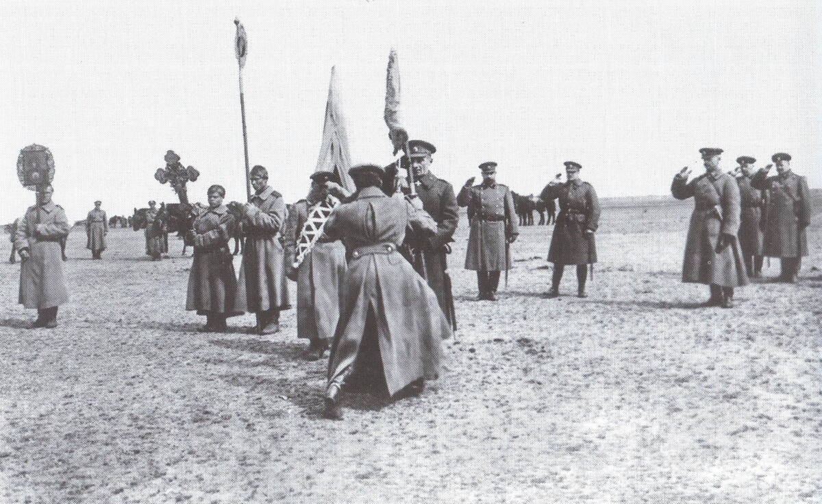 Верховный правитель А. В. Колчак вручает полковое знамя. 1919 год.