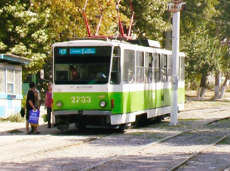 Трамвай и трамвайные пути у завода.