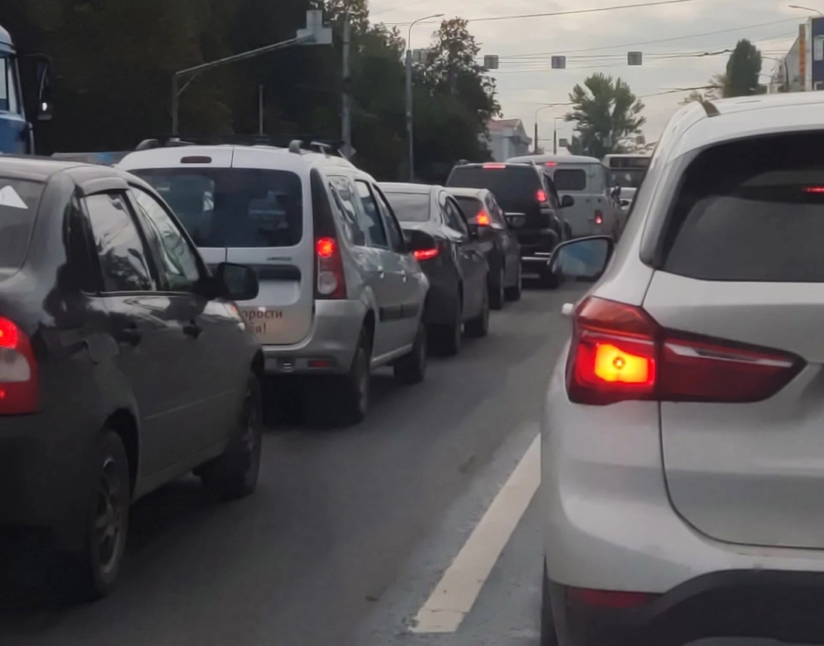 Фото заимствовано - https://1pnz.ru/city_online/proishestviya/news/v_penze_dve_ulicy_vstali_v_probke_izza_neispravnogo_svetofora