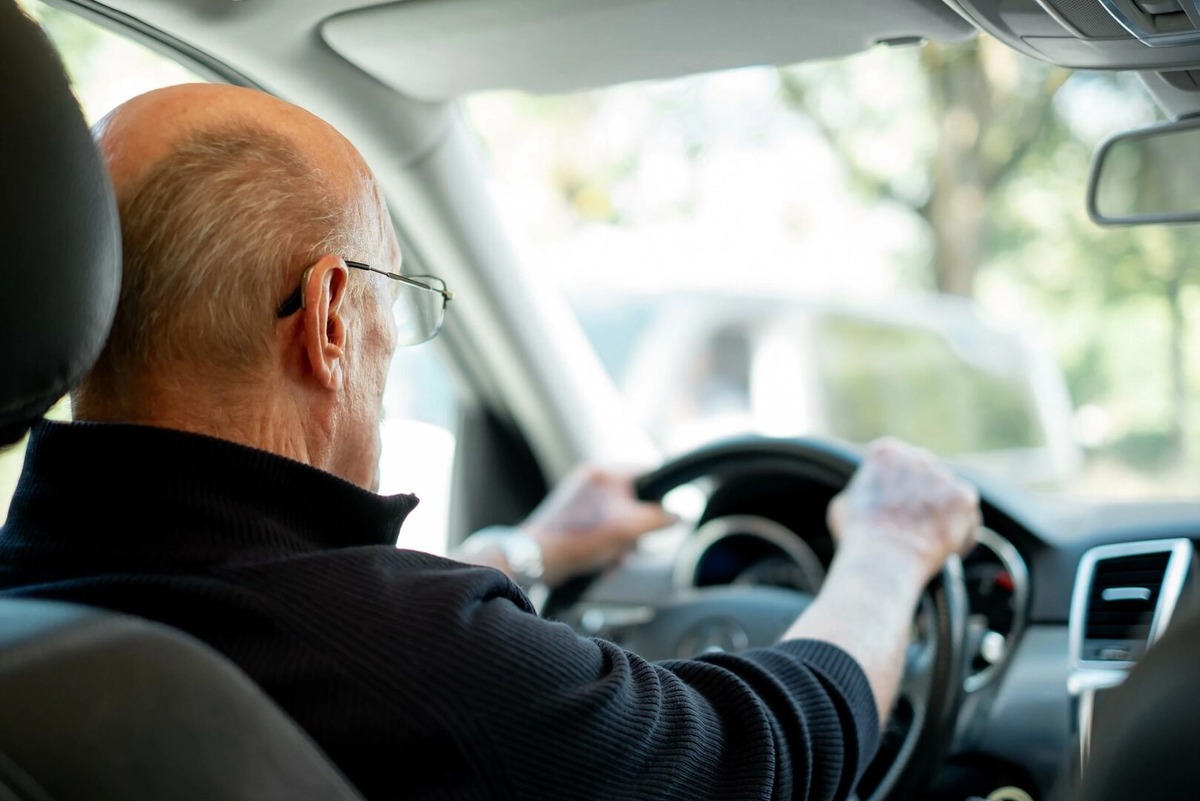 Фото заимствовано - https://auto.rambler.ru/navigator/52954794-pochemu-pozhilym-rossiyanam-hotyat-zapretit-vodit-avtomobil-i-stoit-li-eto-delat/