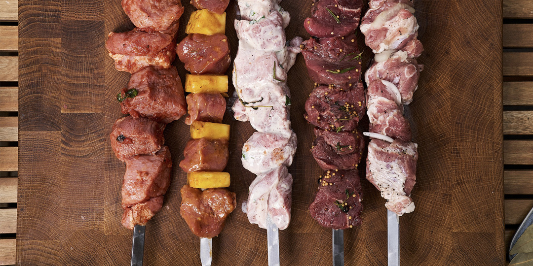 Никакого уксуса и майонеза. Пять небанальных маринадов для шашлыка от шеф-повара