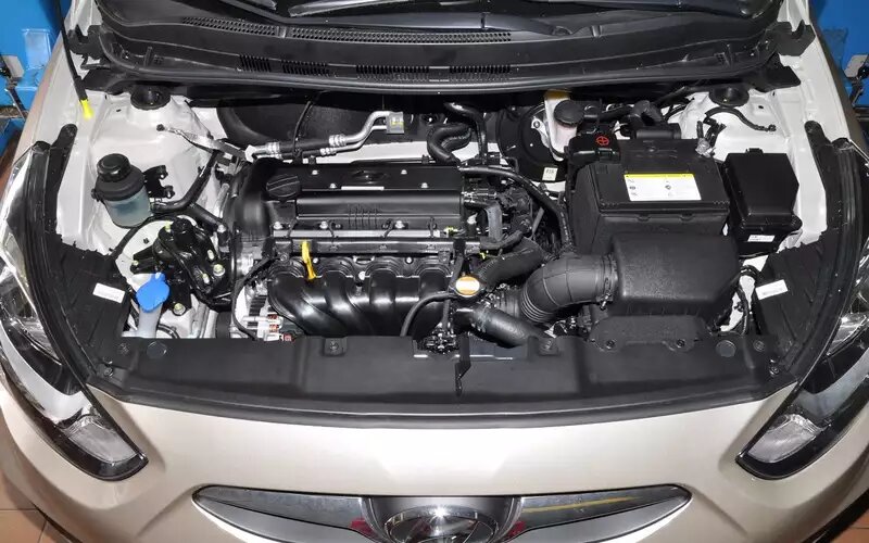    ...а у Hyundai Solaris спрятан за двигателем и греет салон автомобиля.