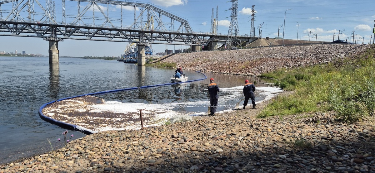     В Красноярске ликвидируют разлив нефтепродуктов в Енисее
