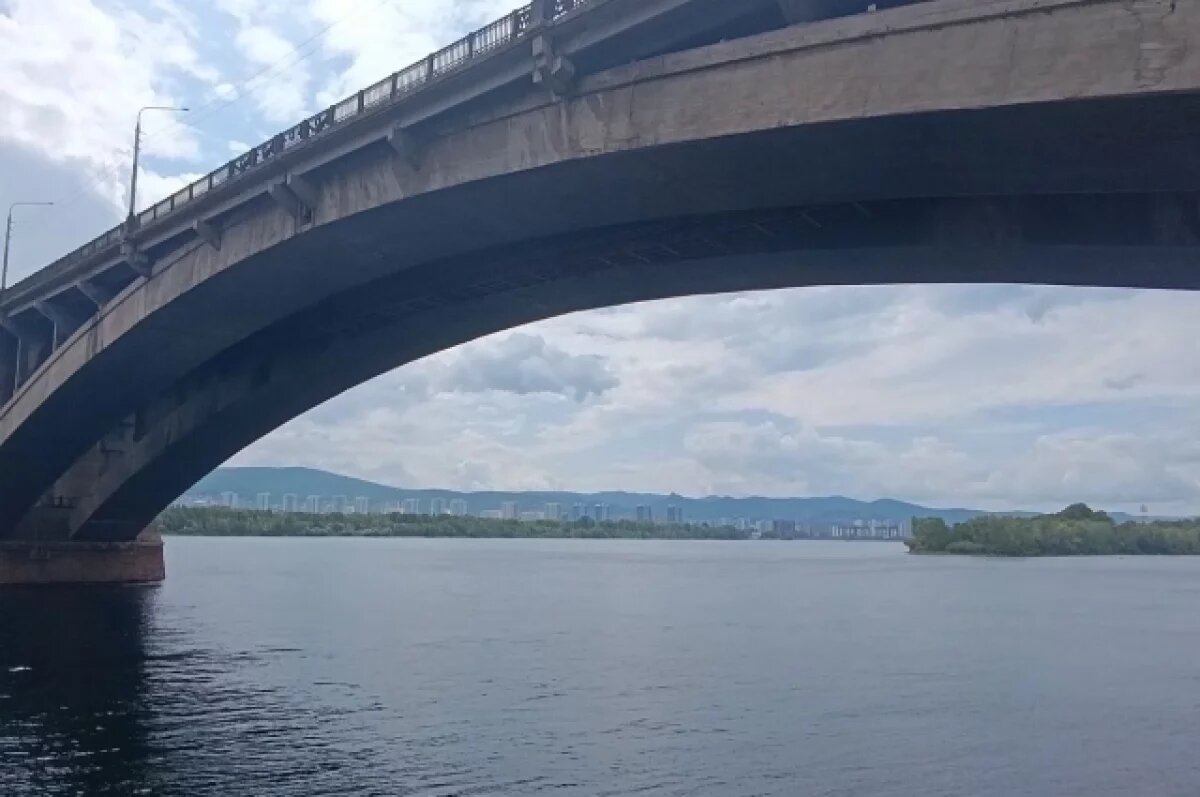    Мужчина утонул на Енисее, спасая ребенка, его тело ищут.