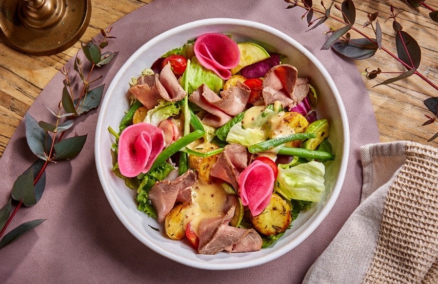 Салат с ростбифом.