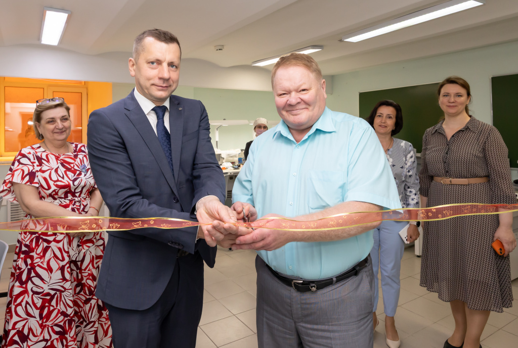 Ректор ТМУ Иван Михайлович Петров и и.о. зав.кафедрой ортопедической стоматологии Александр Витальевич Брагин перерезают красную ленту