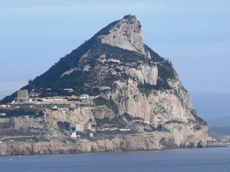 Это знаменитые Геркулесовы столпы. Источник фото https://clk.li/veDd