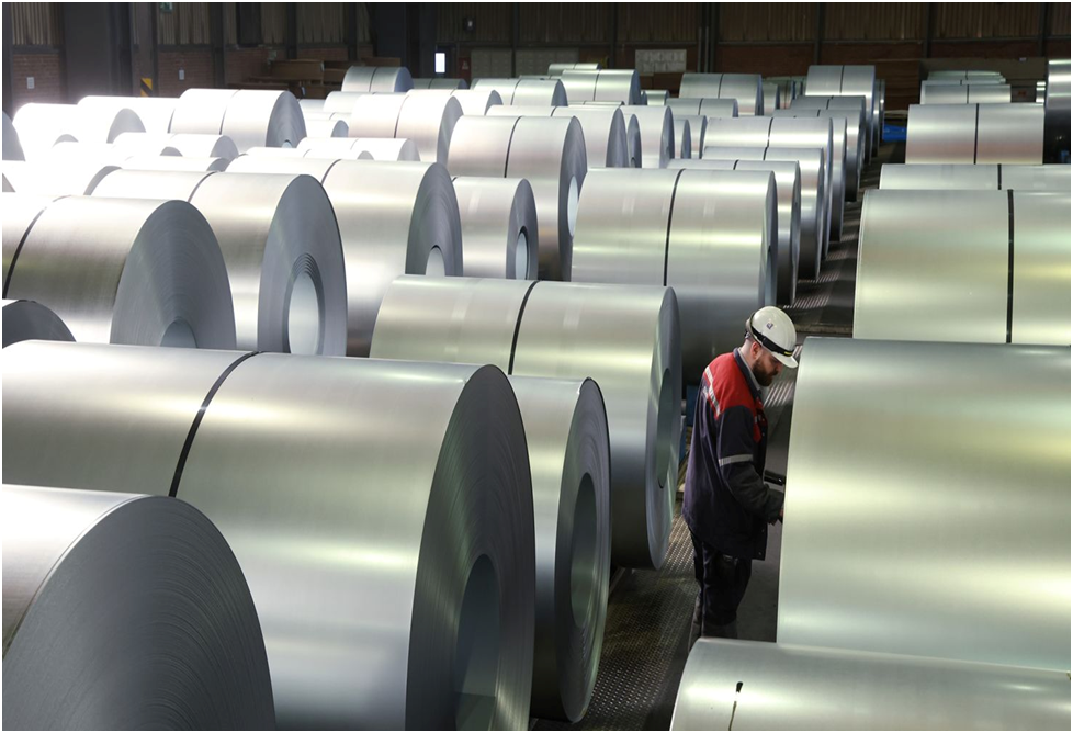 Рабочий регистрирует рулоны готовой стали на сталелитейном заводе Thyssenkrupp. Шон Гэллап/GeIma