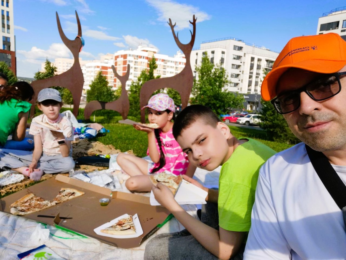 Пришли, вот, в парк. Первым делом начали, конечно же, с обеда).