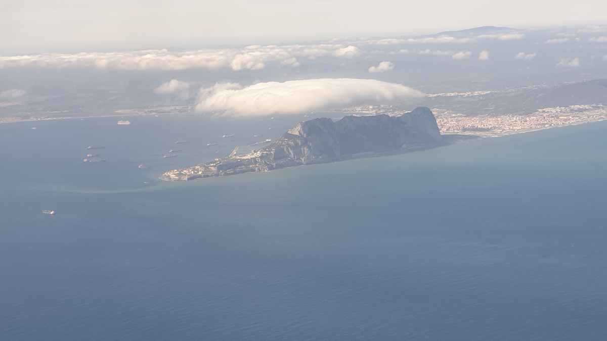 Этот процесс происходит следующим образом: тёплый воздух быстро поднимается, сталкиваясь с холодным потоком, образуя мощные восходящие потоки. Источник фото https://clk.li/xNIs