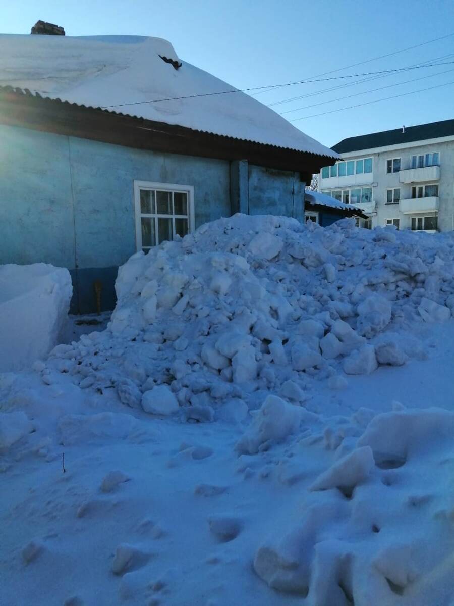 Когда в Сибири проходит верховой буран, он способен надуть сугроб с одноэтажный дом. Здесь поменьше и начали уже копать и откапывать. Но принцип понятен. 
