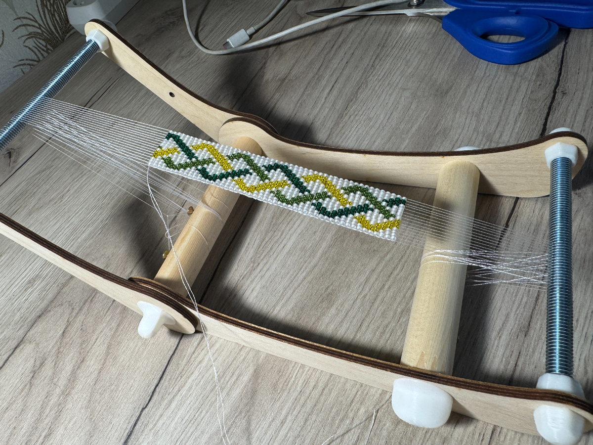 Сейчас мне очень нравится плести на станке. Это очень быстро, просто и можно получить любой рисунок. Схем в интернете очень много на любой вкус и цвет.