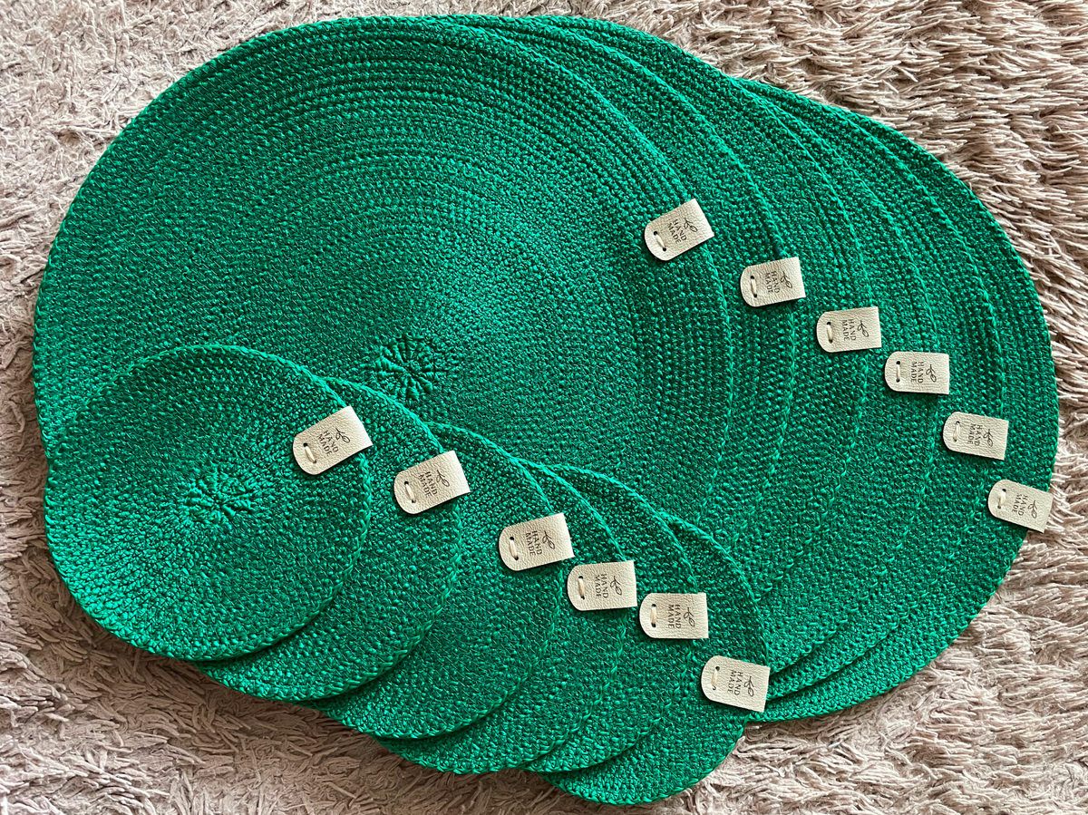 Первый набор салфеток, который я сшила из шнура в технике зиг-заг. 