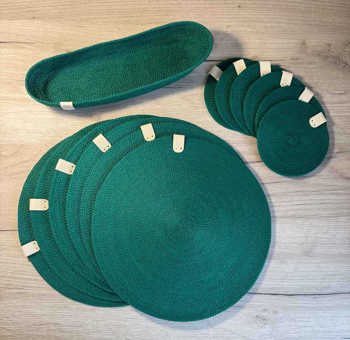 К данному набору была еще добавлена корзиночка под столовые приборы.